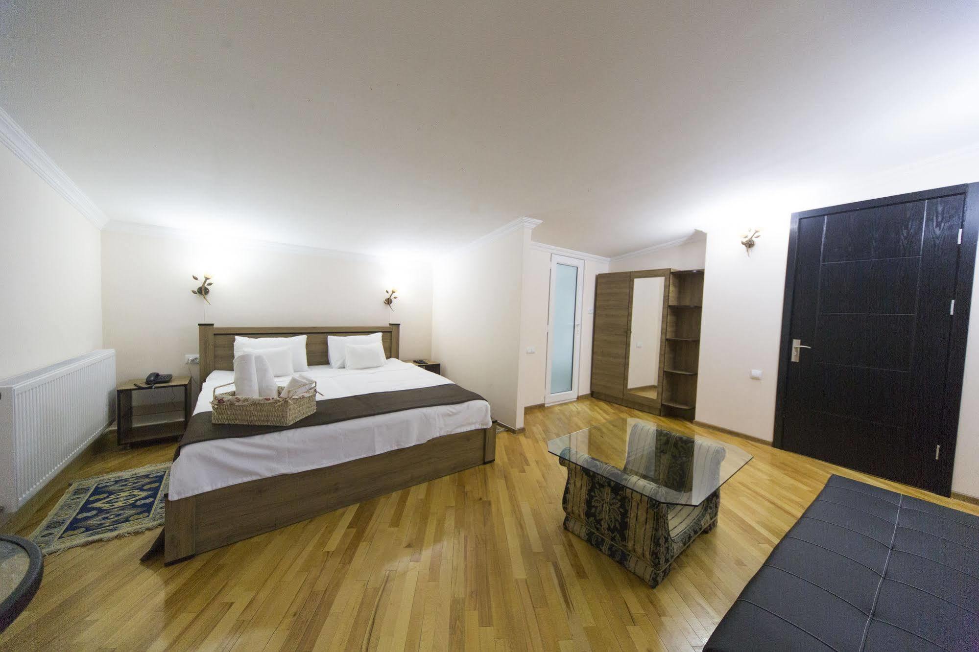 Log Inn Boutique Hotel Tbilisi Exterior photo