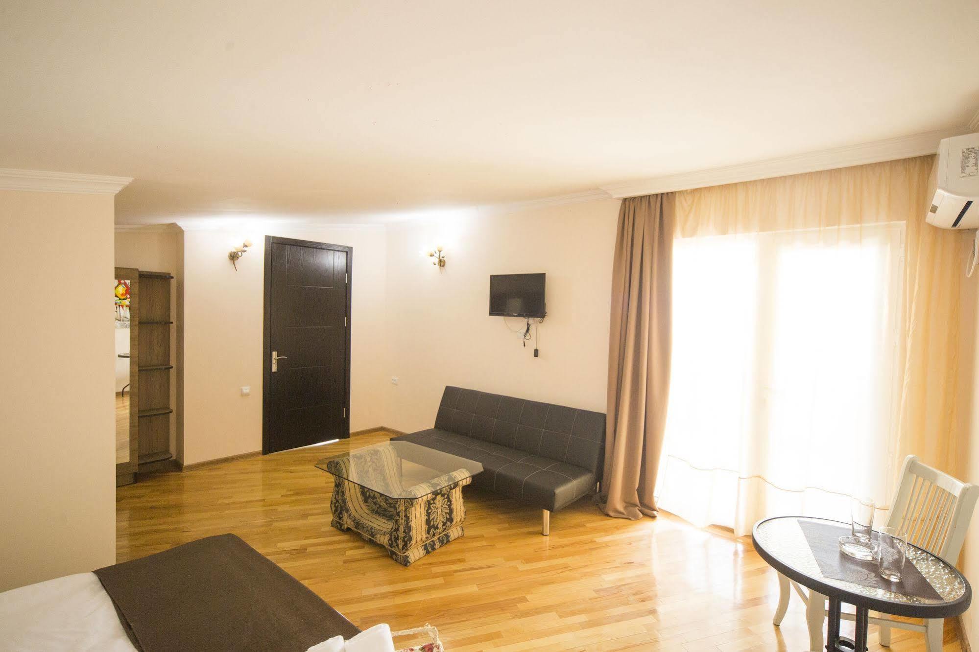 Log Inn Boutique Hotel Tbilisi Exterior photo