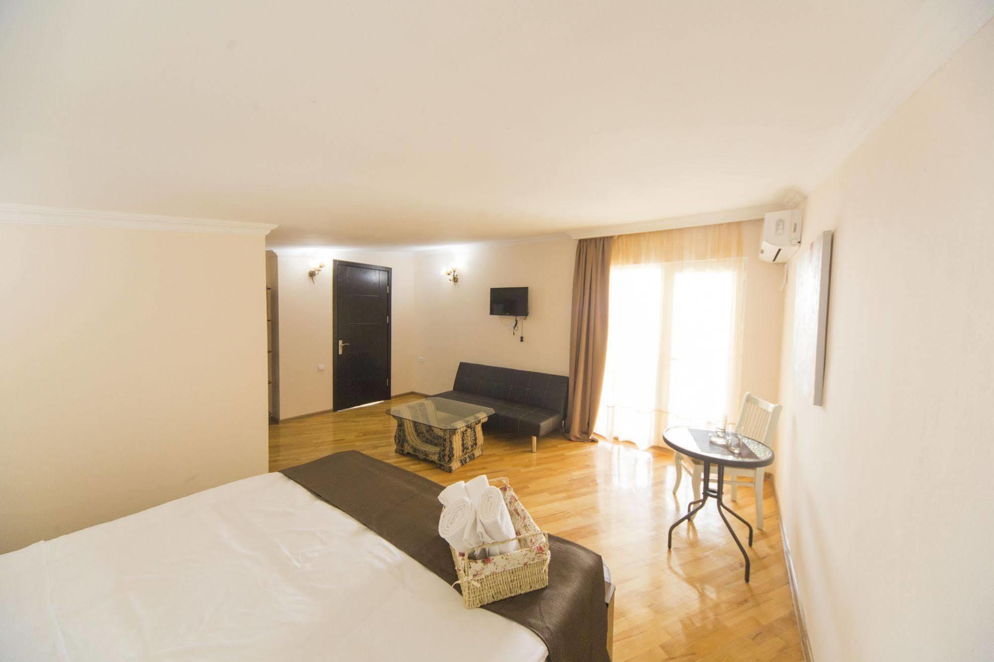 Log Inn Boutique Hotel Tbilisi Exterior photo