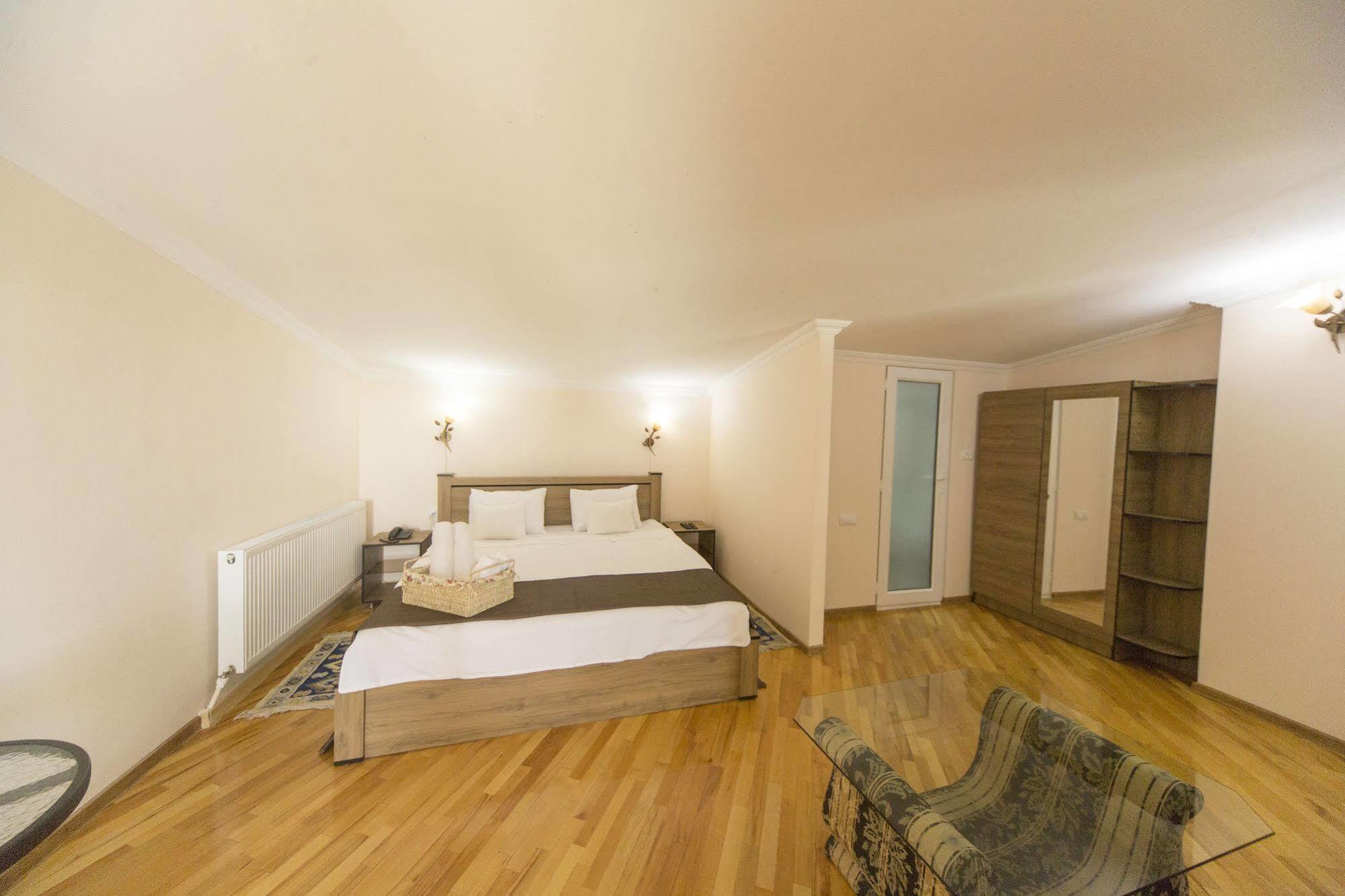 Log Inn Boutique Hotel Tbilisi Exterior photo